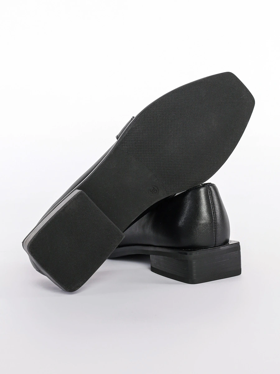 Лоферы черного цвета на низком каблуке